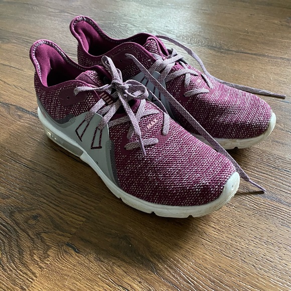 maroon nike tennis shoes